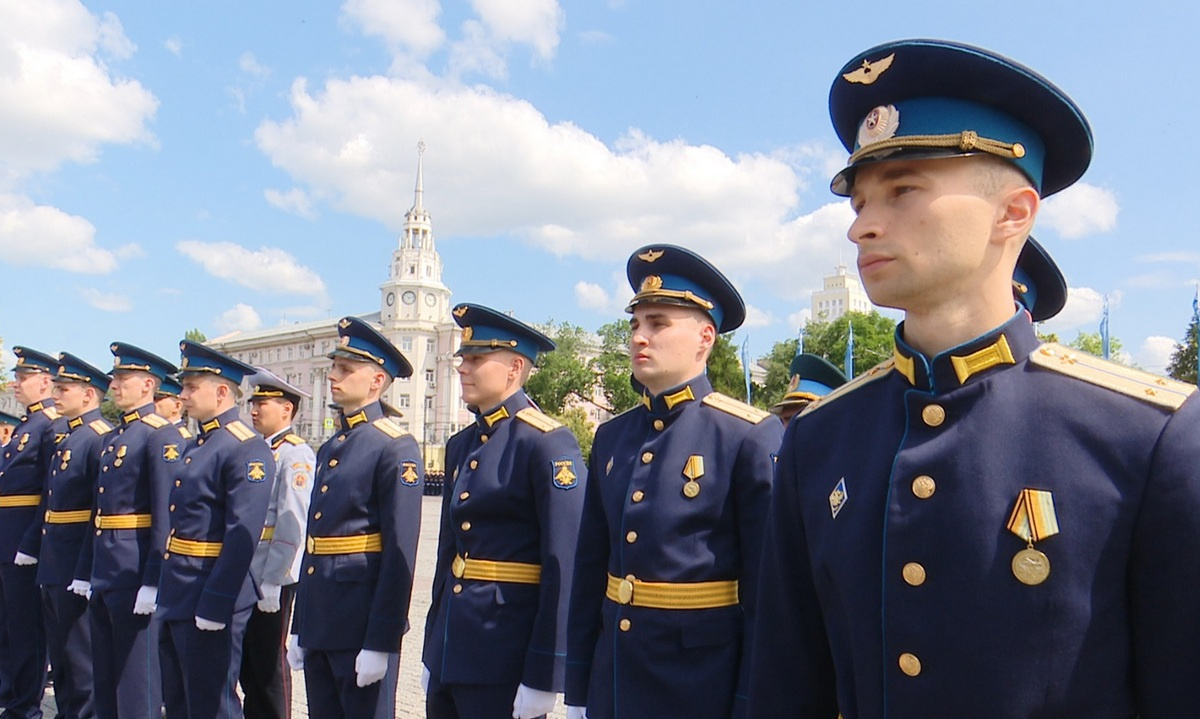 В центре Воронежа прошёл выпускной курсантов Воронежской военной академии –  Новости Воронежа и Воронежской области – Вести Воронеж