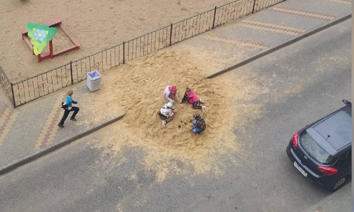 В воронежском райцентре УК сделала песочницу для детей посреди дороги –  Новости Воронежа и Воронежской области – Вести Воронеж