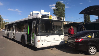 В Воронеже столкнулись 90-й автобус и три легковушки