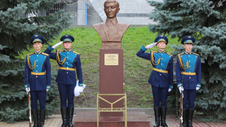 В Воронеже открыли бюст герою Лазарю Дзотову