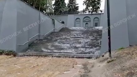 Огромный водопад появился на лестнице в центре Воронежа из-за слива фонтана 
