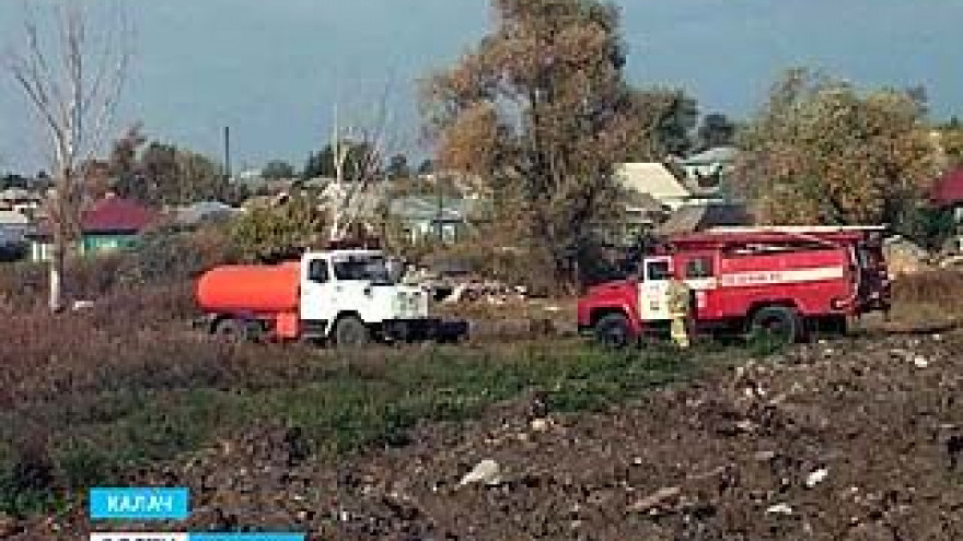 В Калаче несколько часов боролись с пожаром на лугу