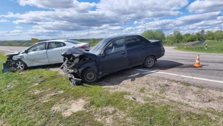 Два водителя пострадали при столкновении легковушек в Воронежской области