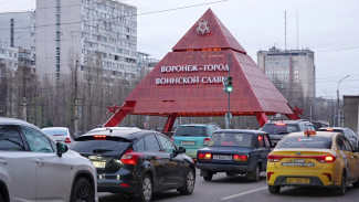 В Воронеже заказали материалы для замены треснувших стёкол на пирамиде у Памятника Славы