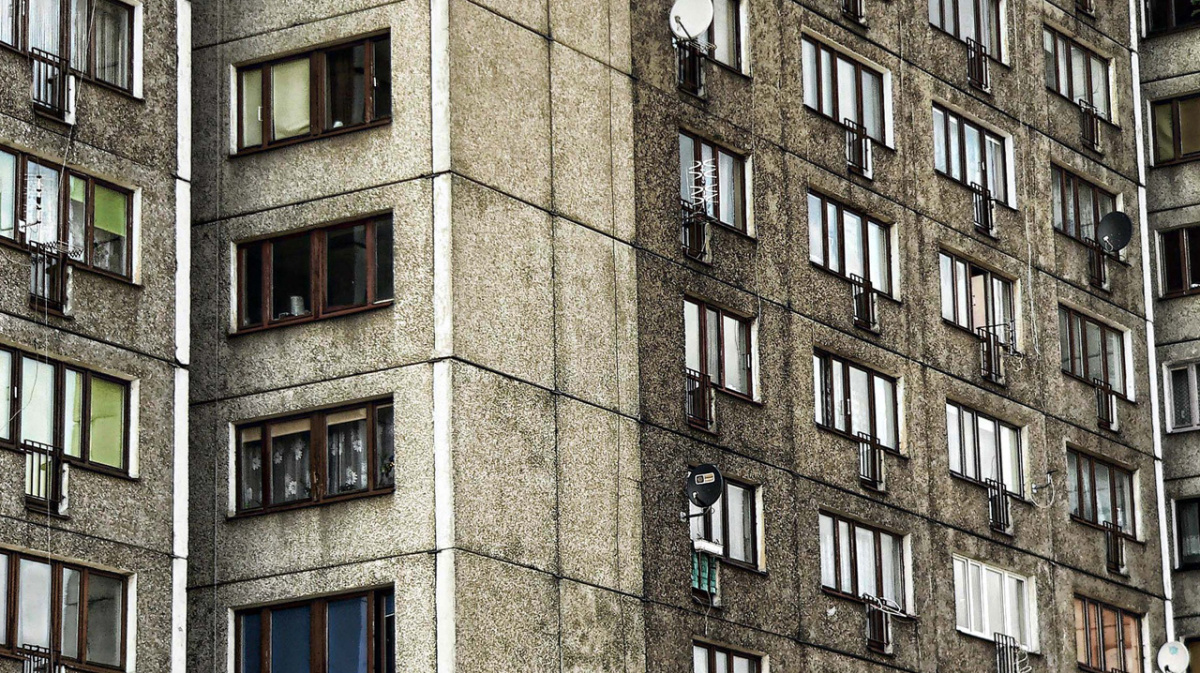 Под окнами воронежской многоэтажки нашли тело мужчины – Новости Воронежа и  Воронежской области – Вести Воронеж