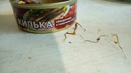 Воронежец купил консервы с проволокой