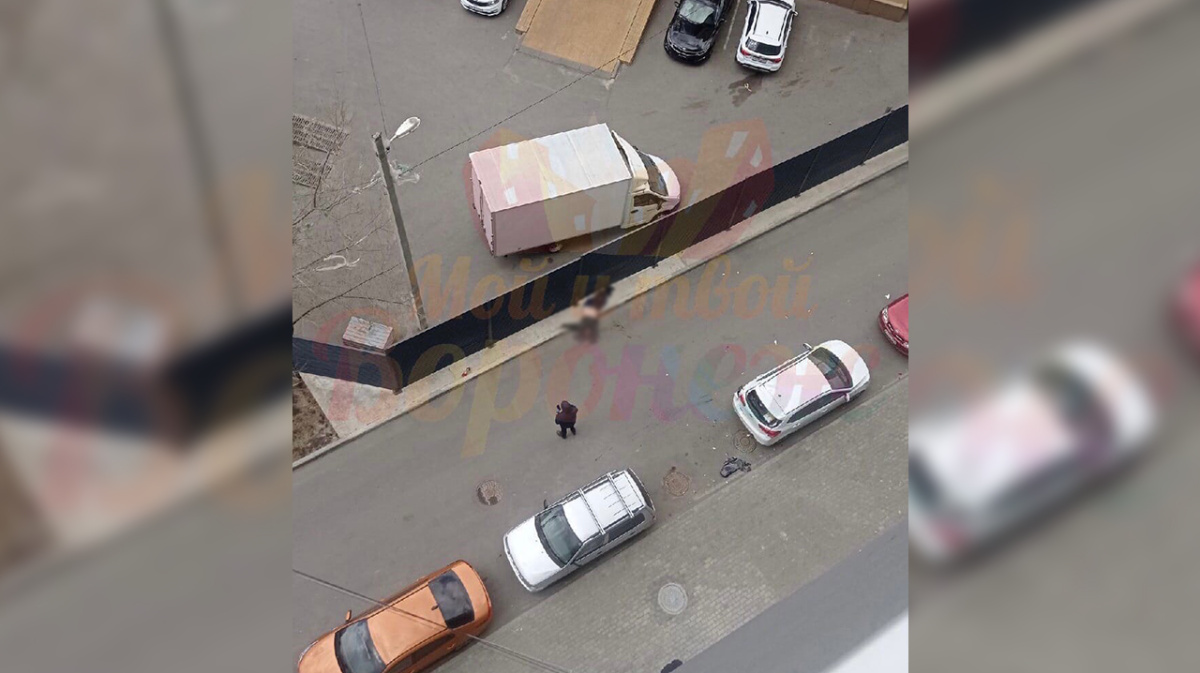 Мужчина 19 этаж. Мужчина выпал с 19 этажа Воронеж на машину. В Воронеже выпал человек из окна. Мужик упал с 19 этажа в Воронеже.
