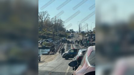 Грузовик упал в Дон на понтонном мосту в воронежском Шилове