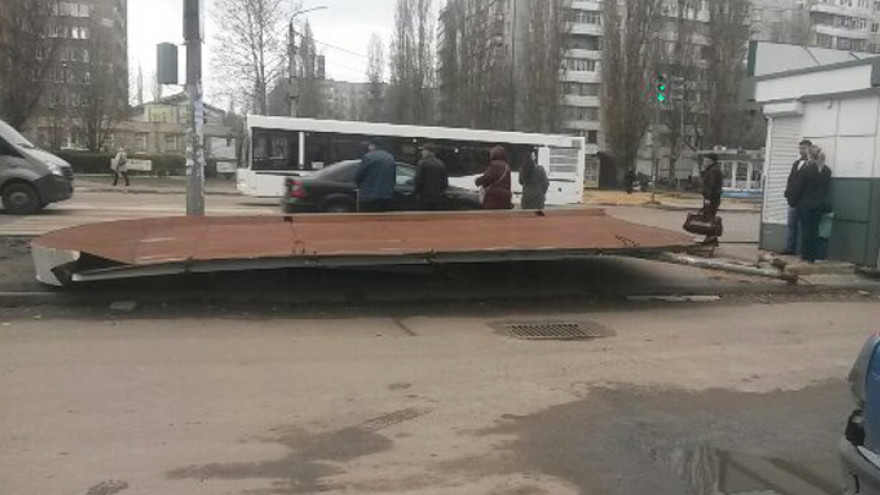 В Воронеже демонтировали покосившуюся после ДТП остановку