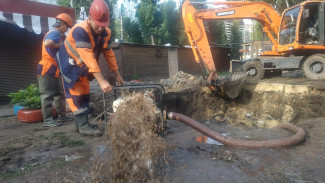 Тысячи воронежцев остались без воды из-за серьёзной утечки на водоводе у рынка