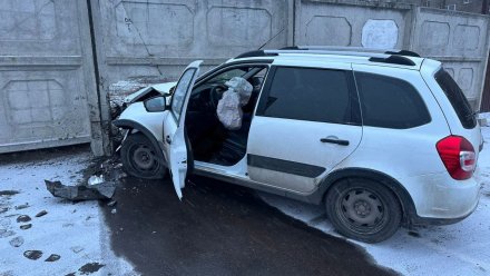 В Воронеже водитель «Лады» врезался в бетонный забор и погиб