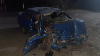 В Воронежской области водитель врезался в дом и сбежал: пострадали двое