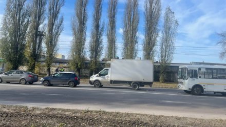 Автобус врезался в фургон и спровоцировал массовое ДТП в Воронеже 