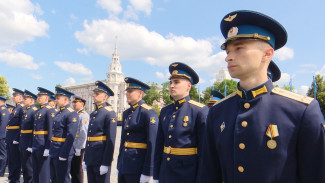В центре Воронежа прошёл выпускной курсантов Воронежской военной академии 