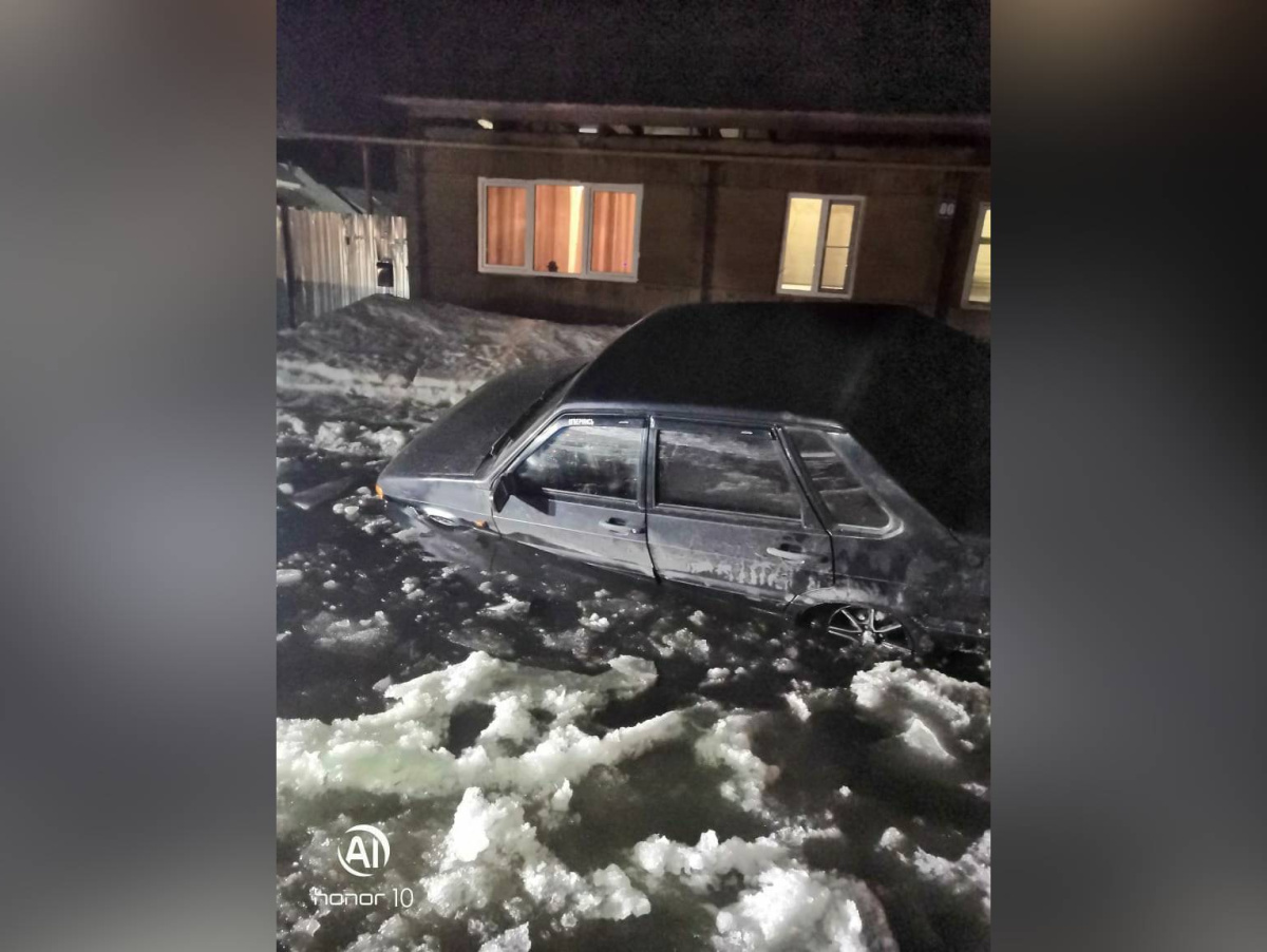 ВАЗ утонул в огромной замёрзшей луже в воронежском райцентре – Новости  Воронежа и Воронежской области – Вести Воронеж