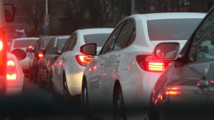 В Воронеже автомобилисты встали в мёртвой пробке возле аграрного университета из-за аварии