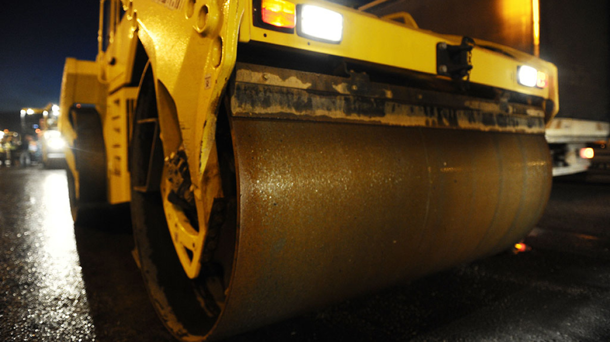 Уплотнение асфальтобетона катками. Укладка асфальтобетона. Виброкаток тандемный ammann arp 95. Каток асфальтоукладочный раскат. Асфальтоукладчик каток.