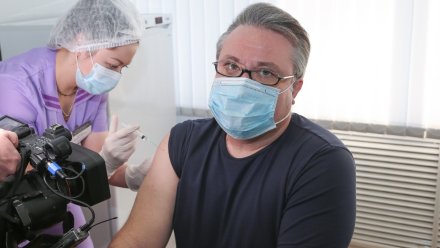 Мэр Воронежа сделал прививку от коронавируса 