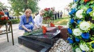 Депутаты воронежской облдумы возложили цветы к памятнику бойцам спецназа в честь Дня ВДВ