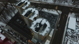 Воронежский застройщик отказался открыть въезд во двор жильцам элитной многоэтажки