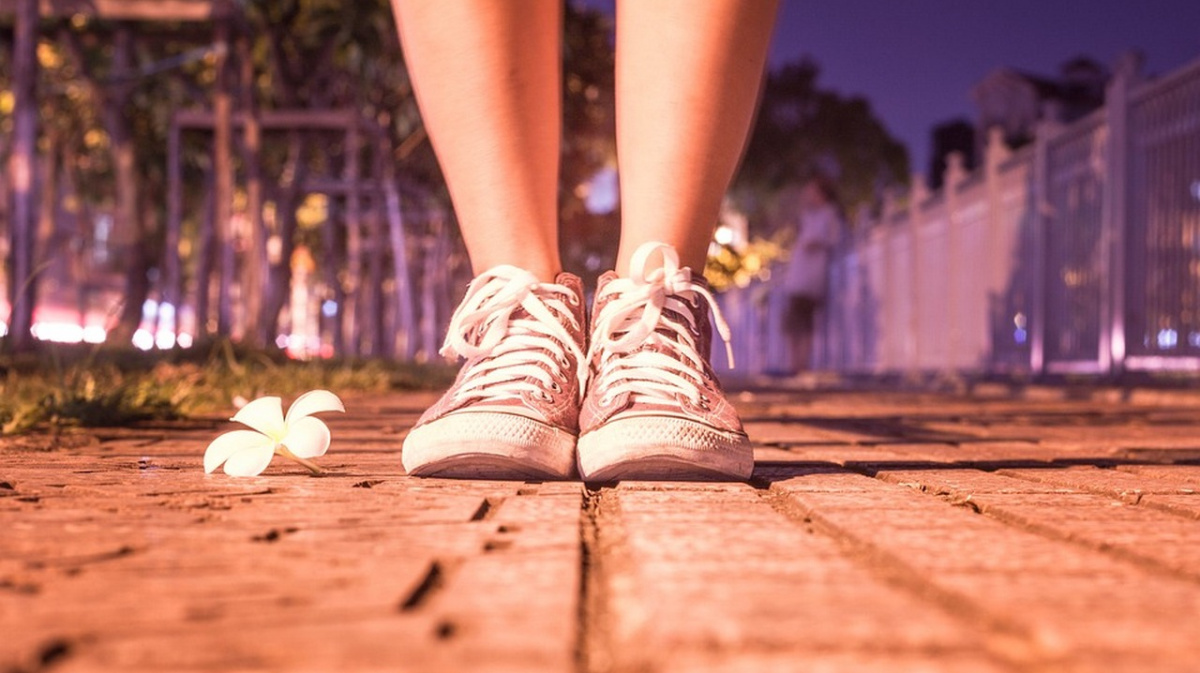 Люди в парке. Гармония человека и природы. Прогулка. Люди гуляют в парке. Along the coast.