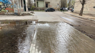 На улице в Воронеже из-под земли забил «фонтан»