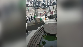 Появилось видео изнутри воронежского ТЦ в момент эвакуации