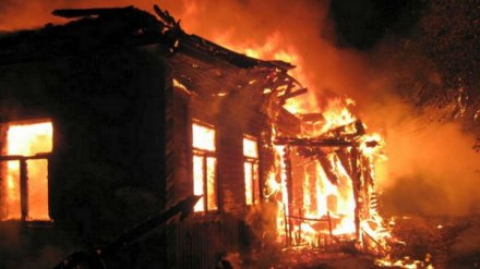 В Воронежской области при пожаре в частном доме погибли двое парней