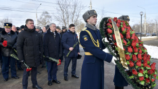 Воронежский вице-губернатор принял участие в церемонии возложения цветов к Вечному огню 