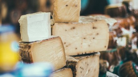 В Воронеже мужчина украл из супермаркета 15 кусков сыра