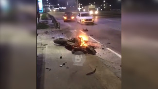 Горящий мотоцикл после смертельной аварии под Воронежем показали на видео