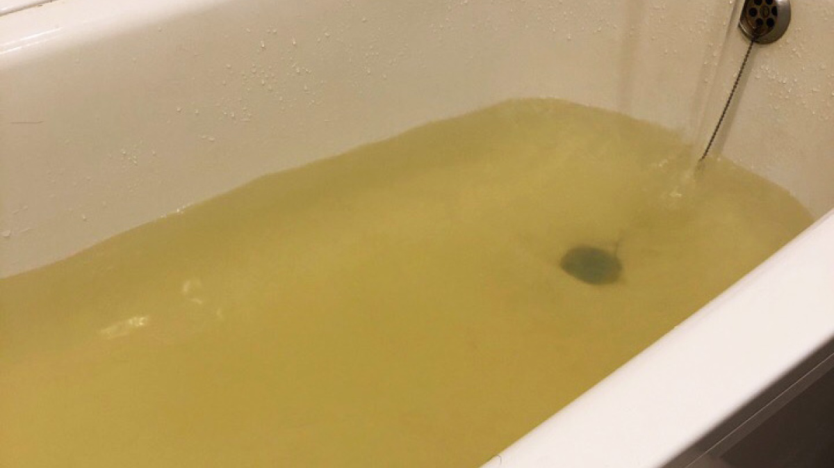 Желтая вода весной. Желтая вода из крана. Желтая вода в ванной. Ванна с зеленой водой. Мутно желтая вода.