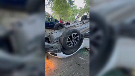 В Воронеже 2-летний мальчик попал в больницу после ДТП с «перевёртышем» 