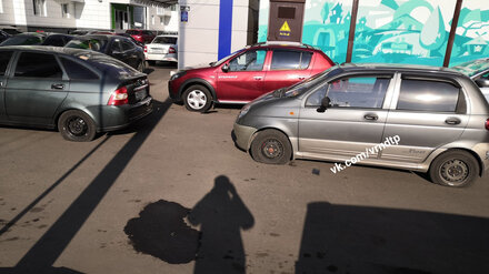 В Воронеже неизвестный проколол колёса неправильно припарковавшимся машинам