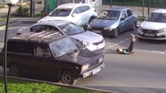 Убегавший от собаки ребёнок попал под машину в Воронеже
