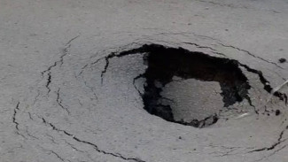 В Воронеже на улице Куколкина появился провал в асфальте после недельного потопа