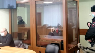 Появились первые фото обвиняемого в убийстве учительницы из зала суда в Воронеже