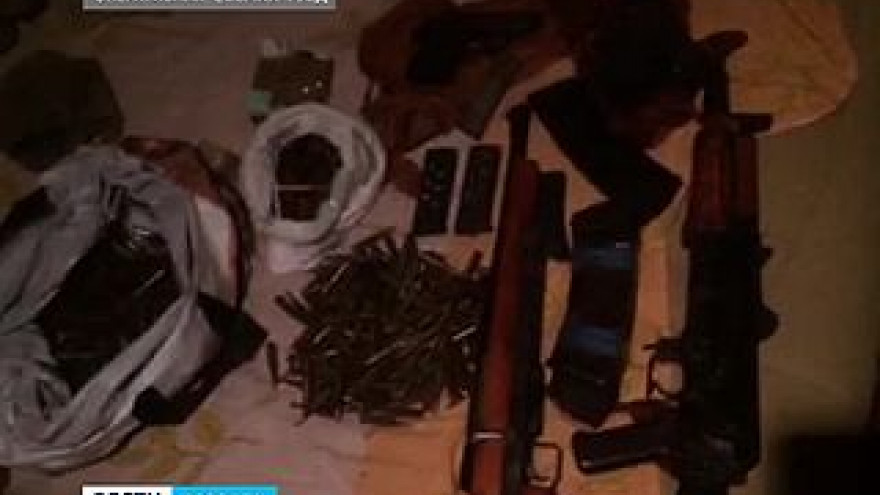 Дома у охранников частного охранного предприятия нашли автомат Калашникова и пистолеты