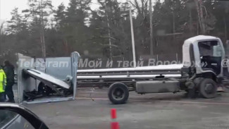 Колонна грузовиков попала в массовое ДТП на трассе М-4 «Дон» в Воронежской области