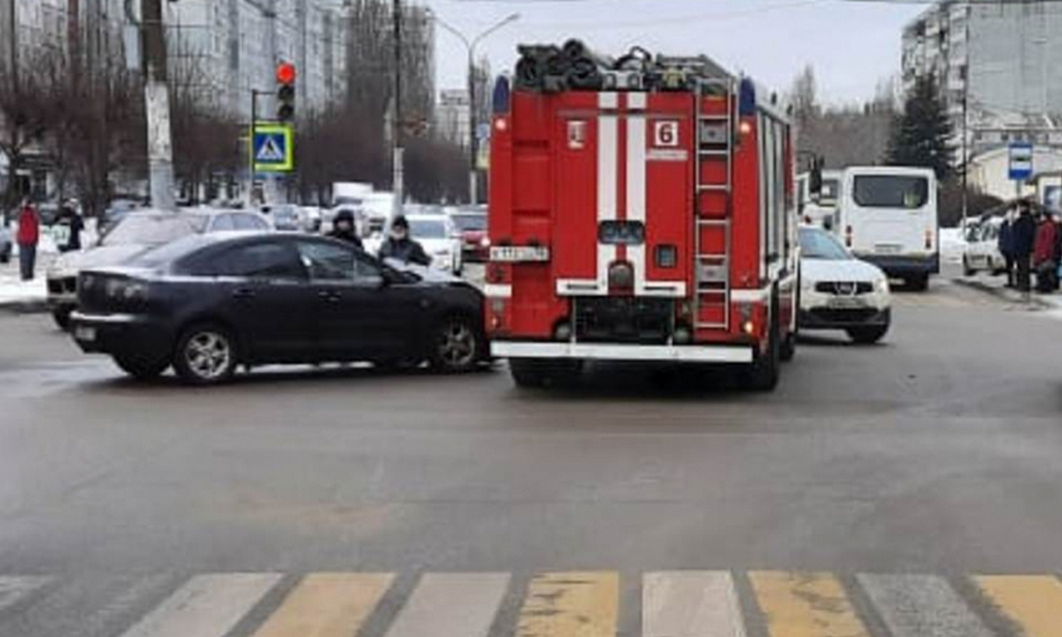 Мчащаяся на вызов пожарная машина попала в ДТП в Воронеже – Новости  Воронежа и Воронежской области – Вести Воронеж