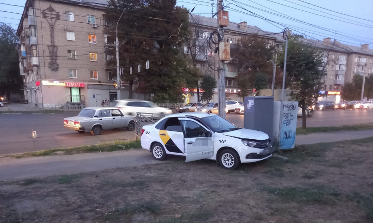 В Воронеже машина «Яндекс.Такси» вылетела на тротуар после столкновения с  «Жигулями» – Новости Воронежа и Воронежской области – Вести Воронеж