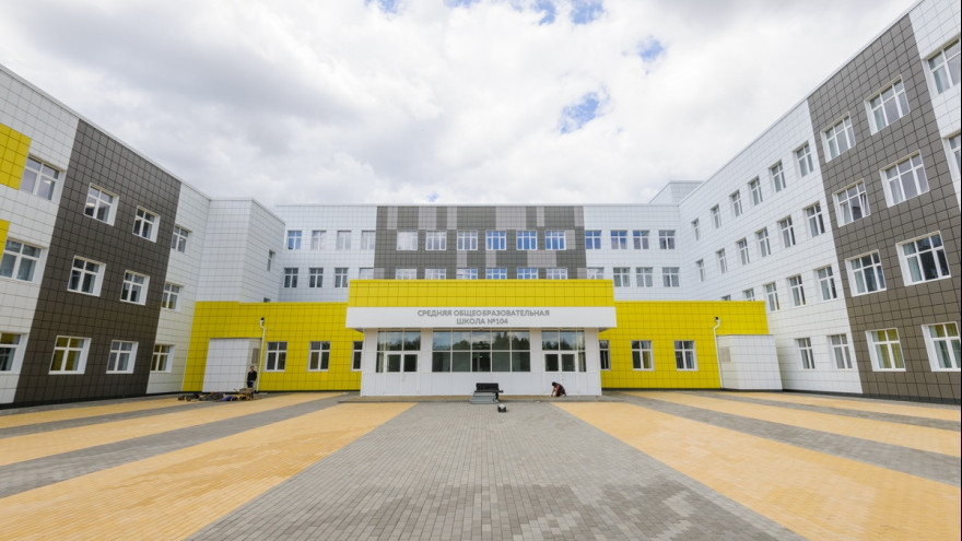 Учеников новой школы в воронежском микрорайоне оставили без обещанного автобуса