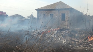 Ландшафтный пожар едва не уничтожил часть деревни в Воронежской области
