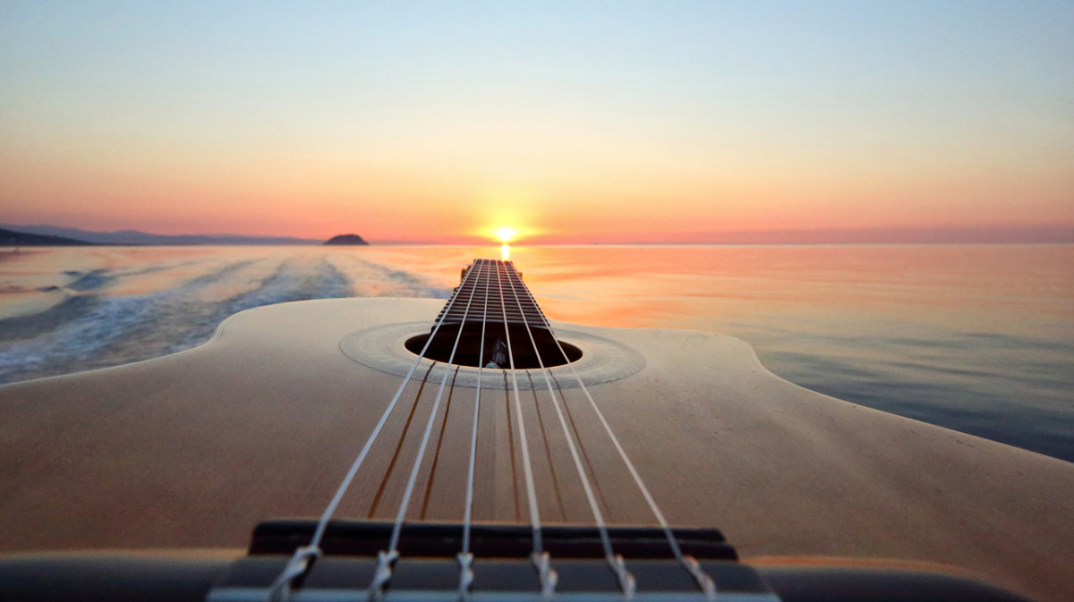 Красивый вечер музыкальный. Музыкальный пейзаж. Гитара закат. Гитара и море. Красивые гитары.