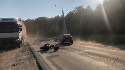 Под Воронежем водитель «десятки» сбил мотоциклиста с пассажиром