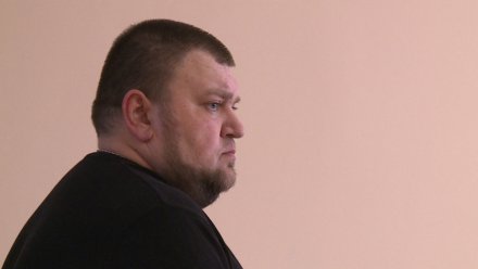 В Воронеже бывший глава отдела госучреждения предстал перед судом за взятку