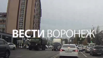 Такси столкнулось с военной машиной у воронежского педуниверситета