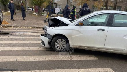 В Воронеже две машины столкнулись на зебре возле гимназии