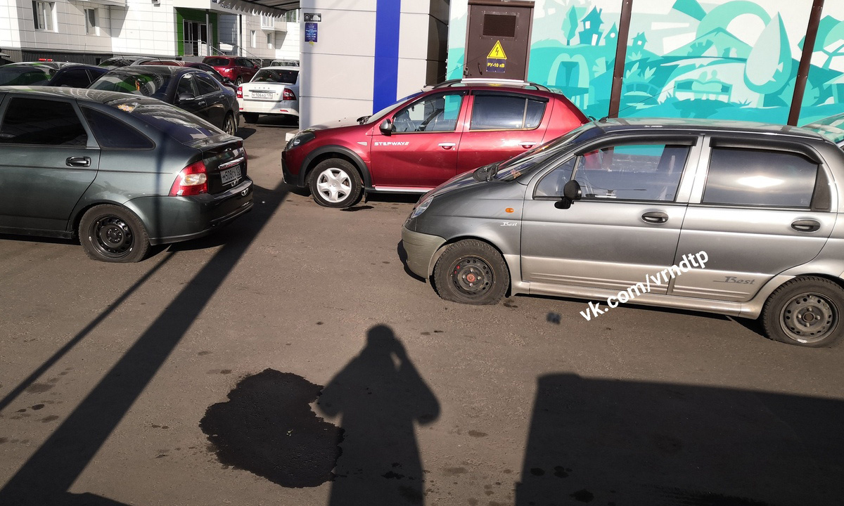 В Воронеже неизвестный проколол колёса неправильно припарковавшимся машинам  – Новости Воронежа и Воронежской области – Вести Воронеж