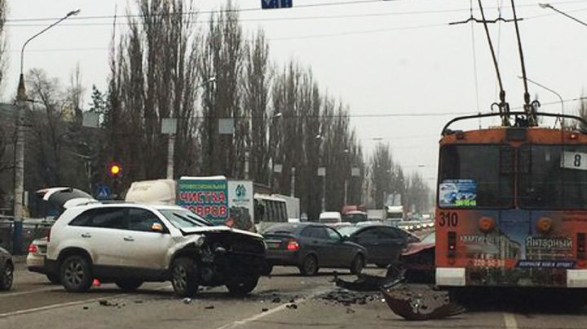 Удар по воронежу сегодня. Авария на Ленинском проспекте Воронеж. ДТП Воронеж Ленинский проспект. ДТП Воронеж на Ленинском проспекте. ДТП С троллейбусом в Воронеже.